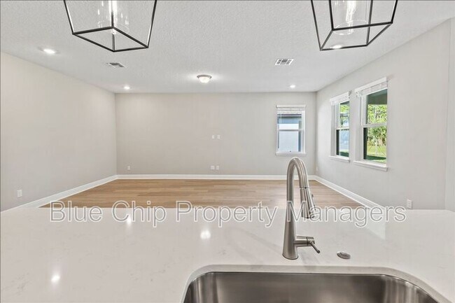 Building Photo - 1229 Pampus Dr