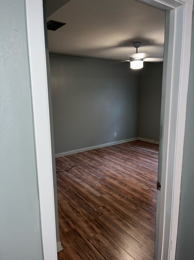 Building Photo - 1030 Manor Pl