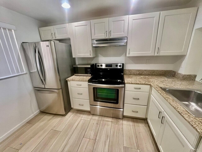 Building Photo - 1831 Sabal Palm Dr