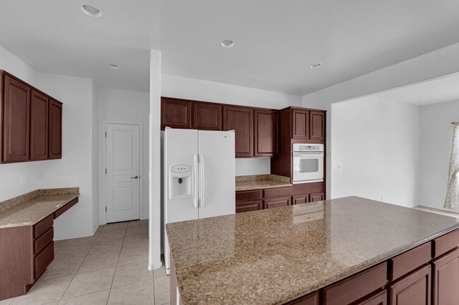Building Photo - Huge 2 bedroom, 2 bath house with a Den on...
