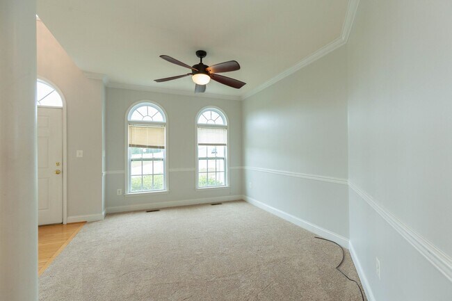 Building Photo - 5 Bed, 3.5 Bath, Single Family Home in Martinsburg, WV