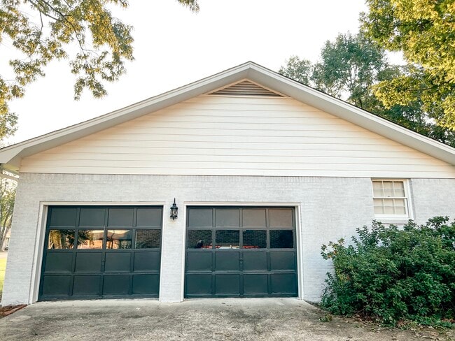 Building Photo - 306 Covered Bridge Rd