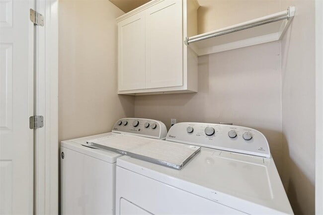 Building Photo - 16413 Village Green Dr