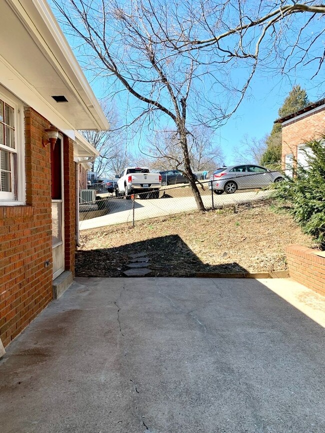 Building Photo - 3311 Mid Dale Ln
