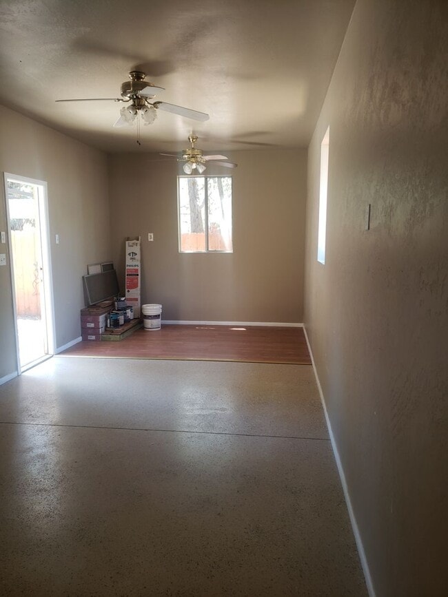 Building Photo - Adorable 2 bed / 1.5 bath with 1 car garage
