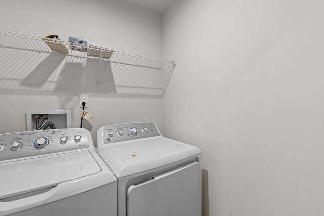 Building Photo - YORK COUNTY 4Bdrm w/Fenced BCKYD.