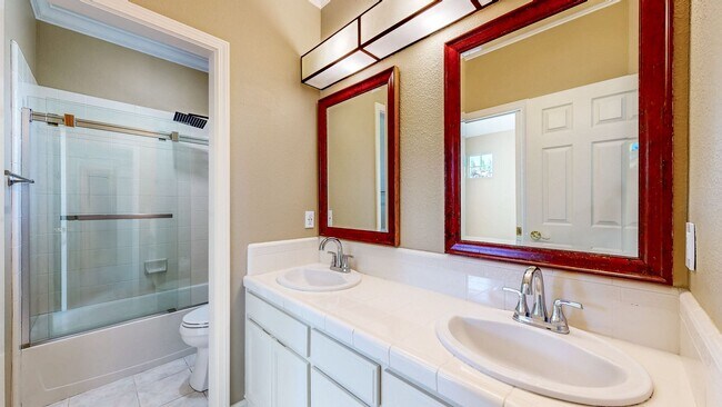 Building Photo - Gorgeous Home with private yards, large de...