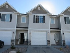 Building Photo - 3 bed - 2.5 bath - Newer town home living ...