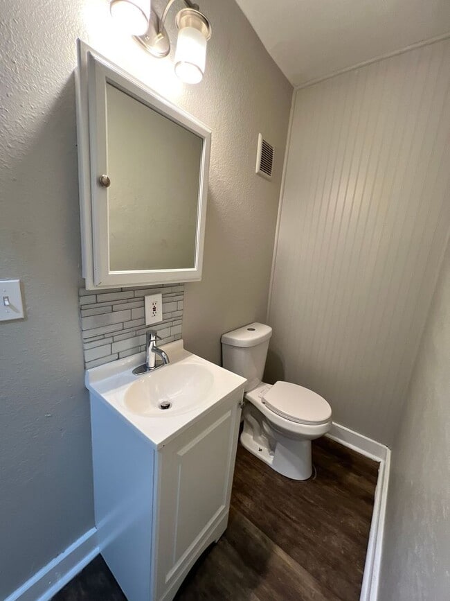 Building Photo - Upstairs 2-Bed, 1.5-Bath Duplex