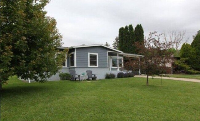 Building Photo - Updated 3 Bed Home with Vaulted Ceilings, Solar Panels & Large Corner Lot!