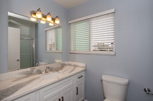 Building Photo - 619 North Kingsley Drive