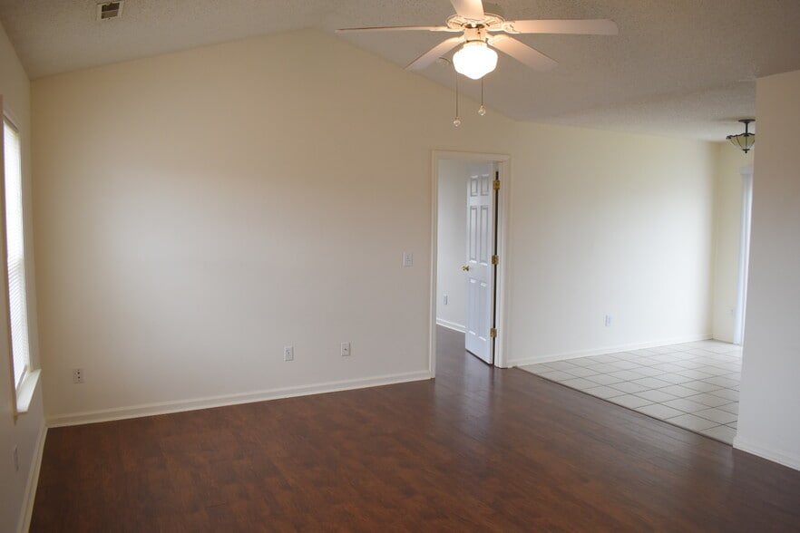 Building Photo - 2500 Hawes Ct