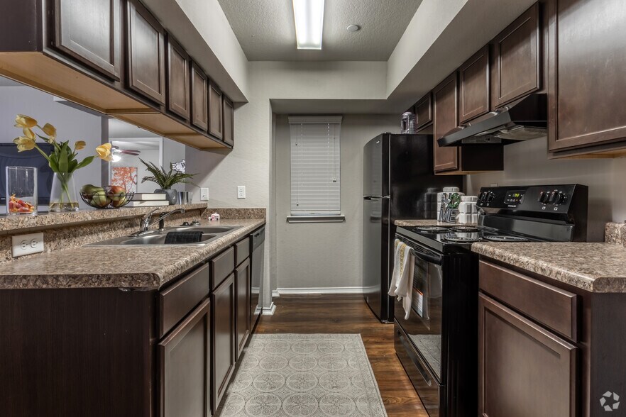 2BR, 2BA - 947SF - Kitchen - 800 Bellshire Apartments