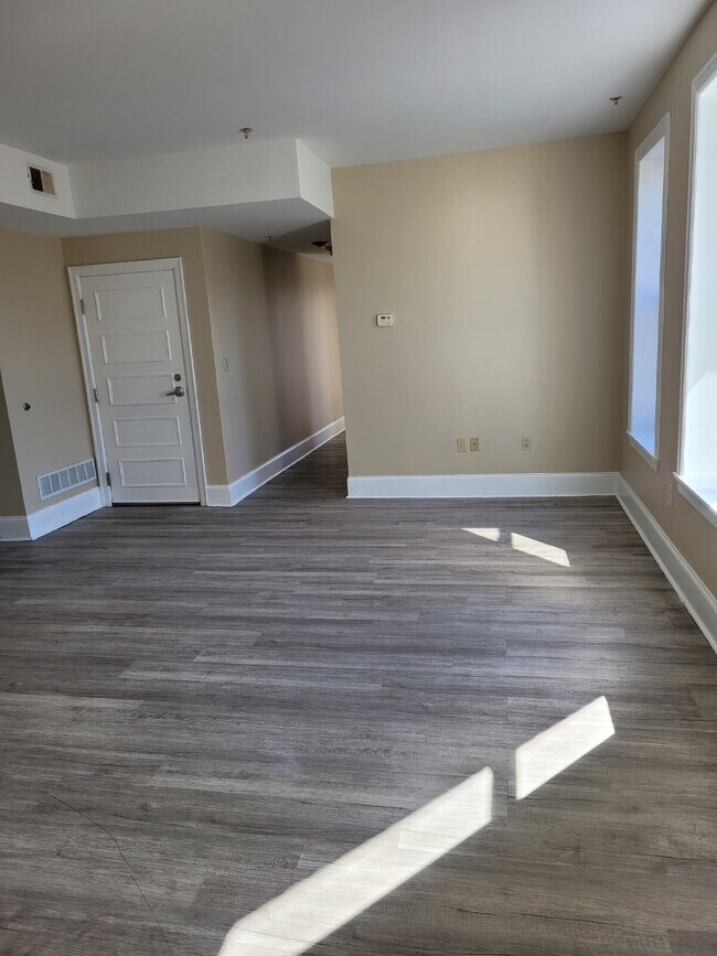 Building Photo - Bright Two Bedroom Apartment on Penn Ave., Wilkinsburg