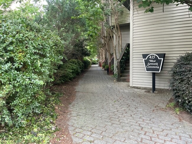 Building Photo - 415 W 7th St