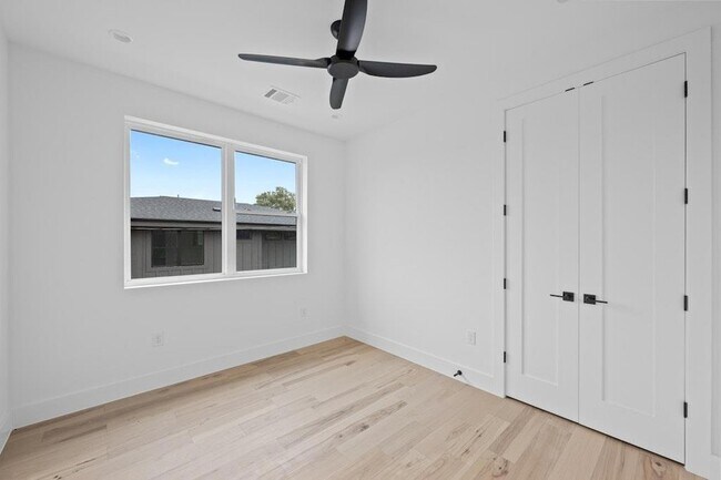 Building Photo - 1409 Valleyridge Dr