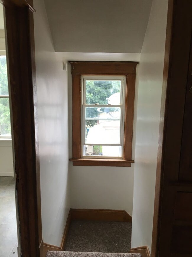 Building Photo - Awesome 3 BR 1 Bath Home with off street p...