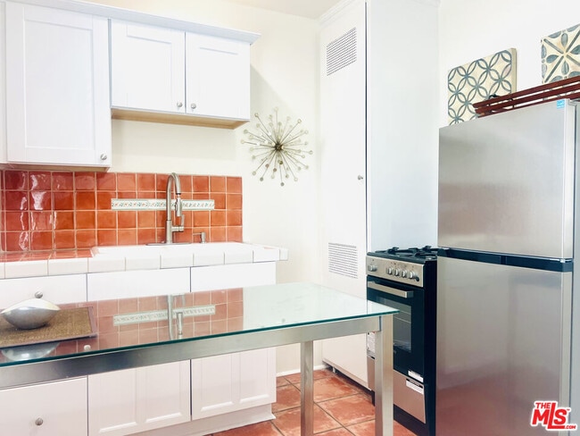 Building Photo - 1860 Alexandria Ave