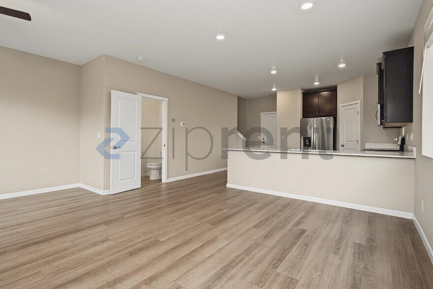 Building Photo - Unit