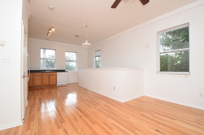 Building Photo - 2102 Greenwood Ave