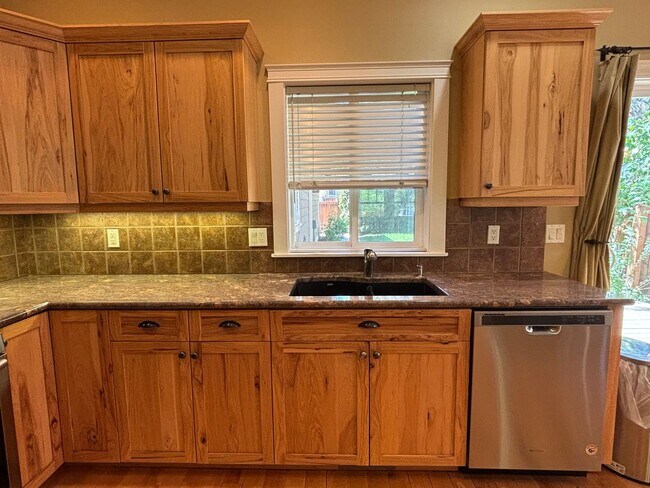 Building Photo - 3 Bed 2 Bath Single level - Fenced Yard-No...