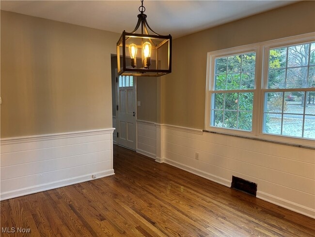 Building Photo - 8896 Spring Valley Dr