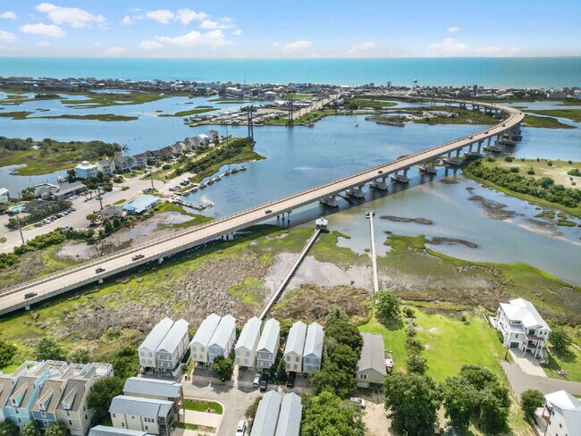 Building Photo - Coastal Comfort Awaits: Spacious 3-Bed, 3-Bath Townhouse in Surf City!