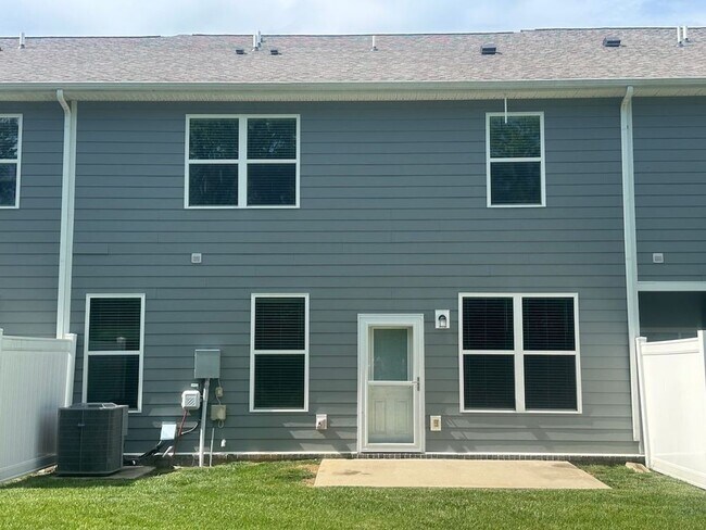 Building Photo - AVAILABLE NOW in Foxland Crossing