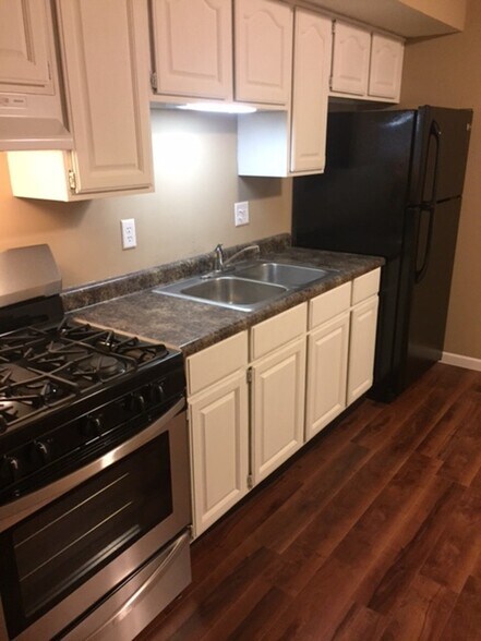 Kitchen - NEW APPLIANCES and counter tops. - 3207 N. Peoria Avenue