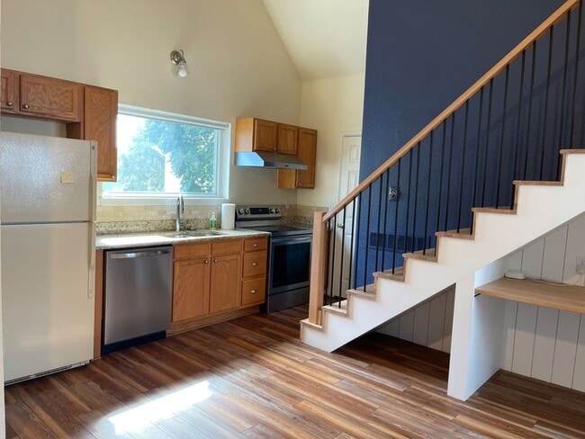 Building Photo - Cozy Studio Carriage House – All Utilities Included!