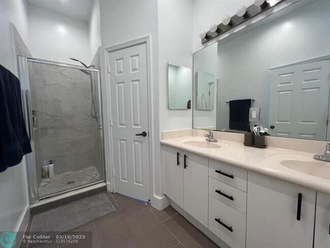 Building Photo - 522 Live Oak Ln