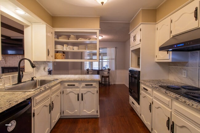 Building Photo - 5604 Greentree Ave