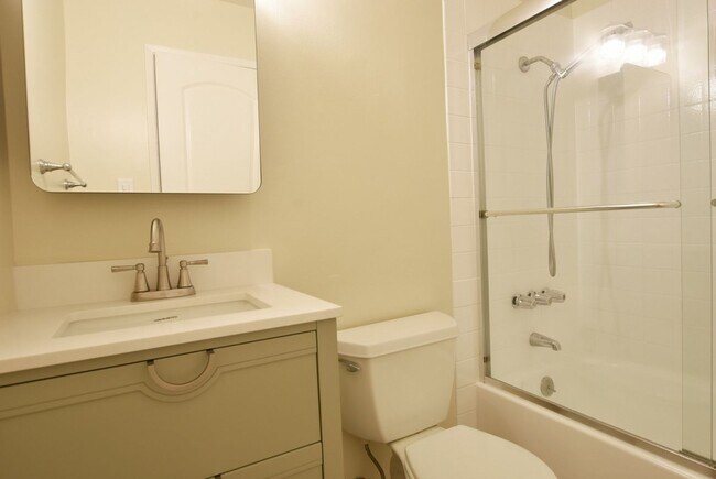 Building Photo - Bright and Updated 2 Bedroom 1 Bath Condo in Cambrian Area