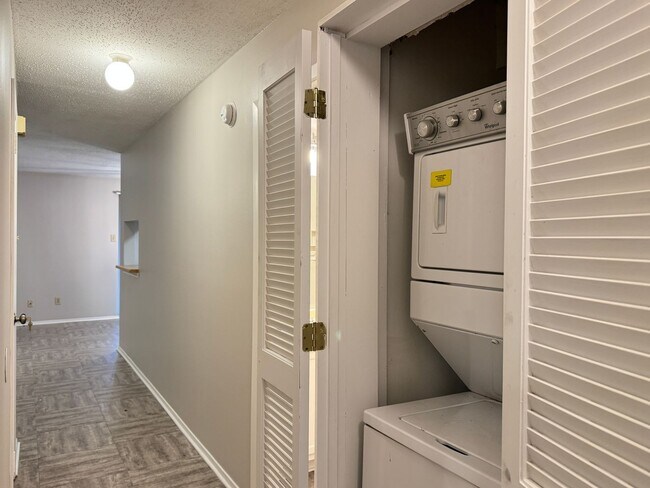 Building Photo - 400 South Town #105 - 2 bedroom Condo