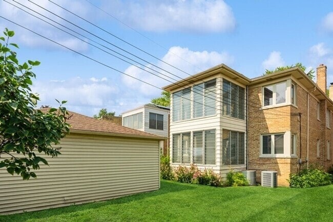 Building Photo - Spacious 2 Bedroom on Quiet Street featuring Central Air, Fireplace, Dishwasher, Private Screened...