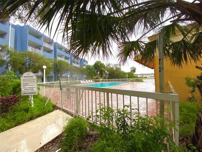 Building Photo - 9371 Fontainebleau Blvd