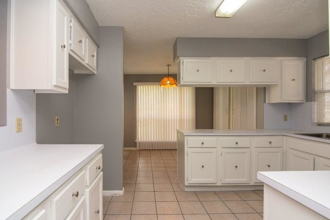 Building Photo - 12110 Swan Creek Dr