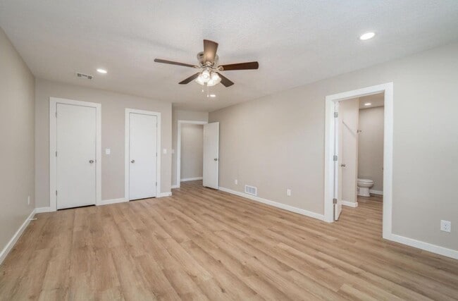 Building Photo - 222 Live Oak Ln