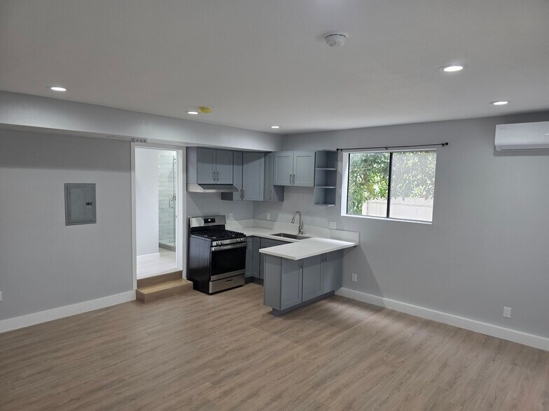 Building Photo - 1129 W 23rd St