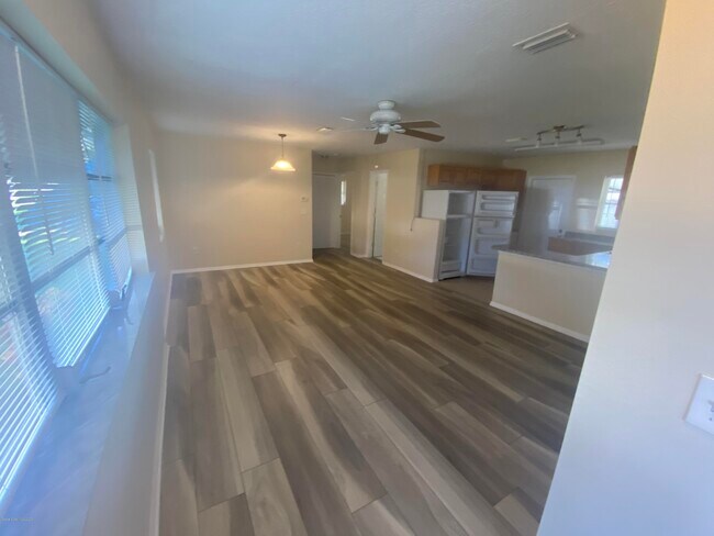 Building Photo - 1060 Cable Ln NE
