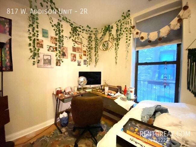 Building Photo - 817 W Addison St