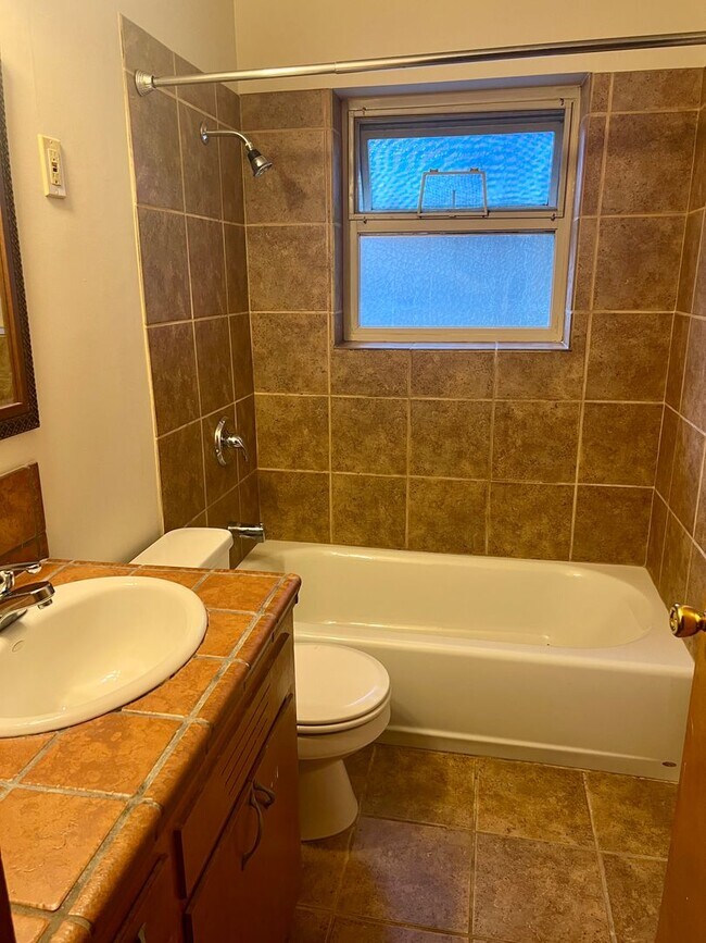 Building Photo - Cozy Ballard studio with charming kitchen & dining nook! Brand new LVP floors!