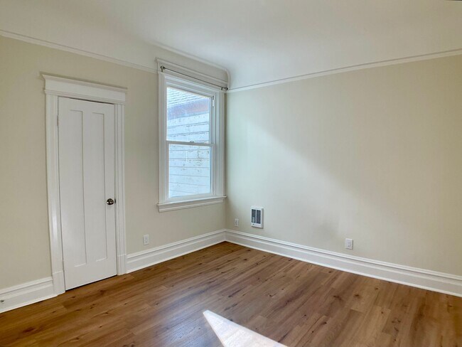 Building Photo - BEAUTIFUL RENOVATION! 4BR/3BA. In Unit Laundry! Dishwasher! Bay Windows!