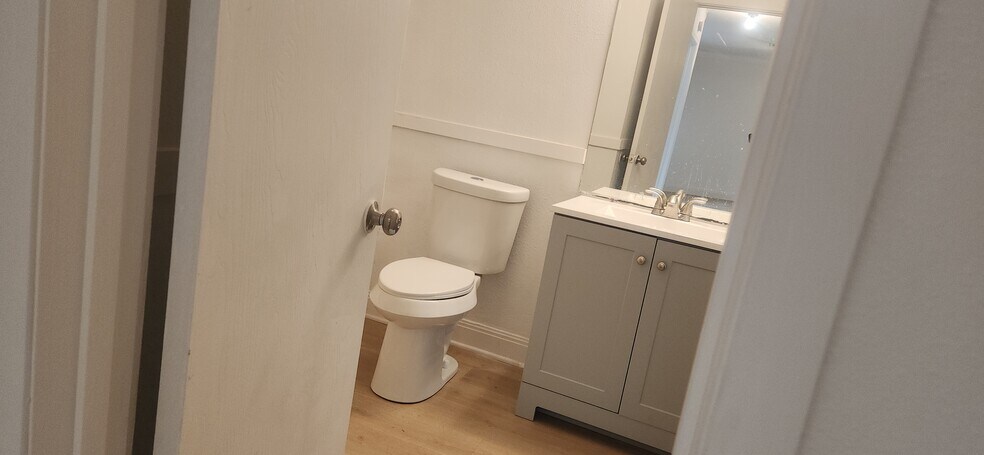 Building Photo - 605 E Applegate Dr