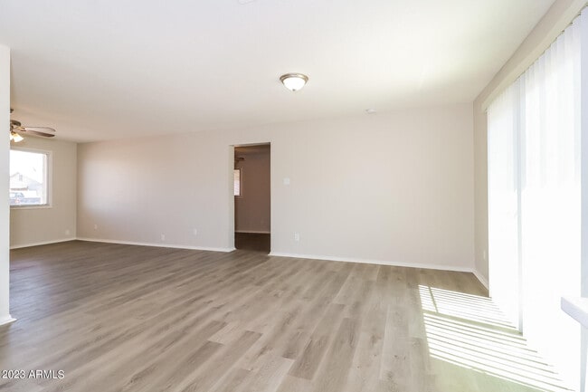 Building Photo - 8135 W Clarendon Ave