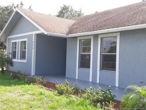 Building Photo - 350 NE Granduer Ave