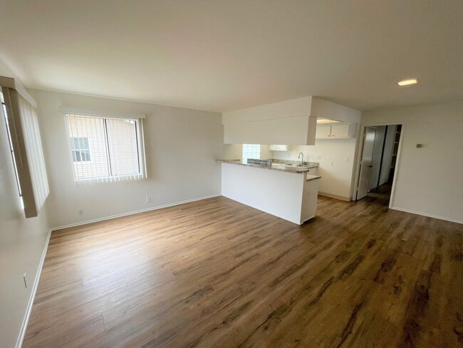 Building Photo - Upgraded 1+1 Midtown Duplex