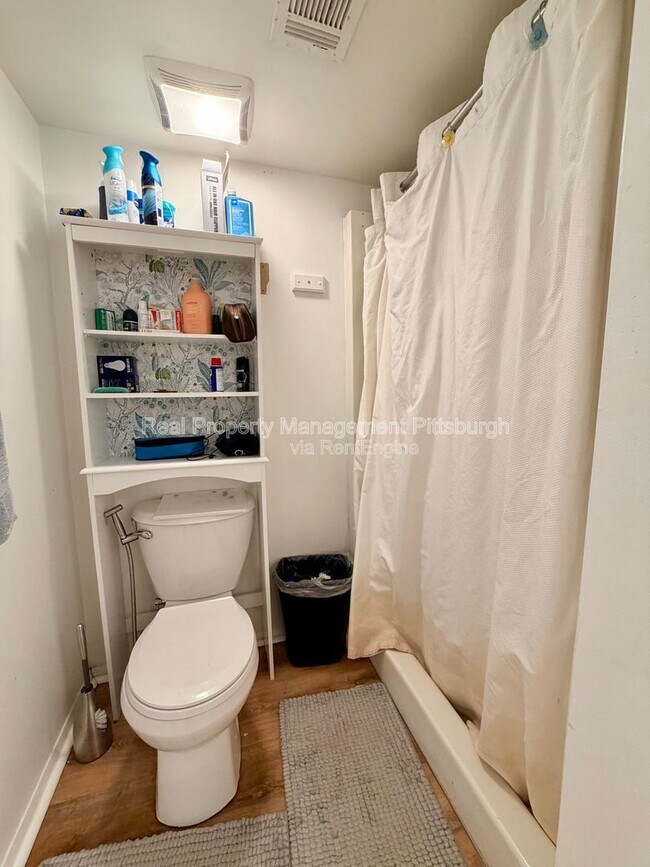 Building Photo - 433 Ella St