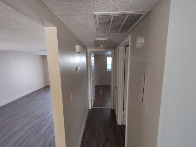 Building Photo - Enjoy the convenience and comfort of this 2/1 apartment in New Port Richey.