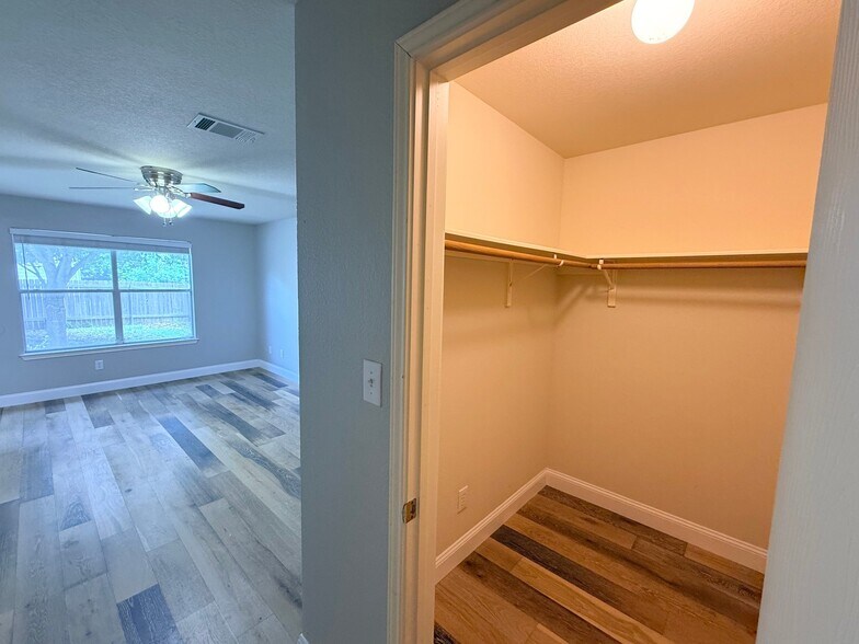 Building Photo - 233 Covent Dr